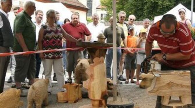 Sägekunst zum Staunen: Aus Holzklötzen werden lustige Schweine.
FOTO: LEIPPERT