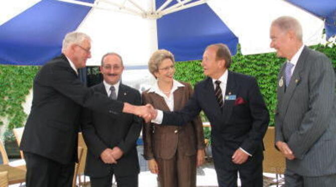 Die Festredner des Lions-Jubiläums im Gespräch (von links): Reutlingens Clubpräsident Claus Maier, Bernard Demeure Besson aus Ro