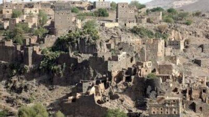 Sieht friedlich aus, kann aber ein gefährlicher Ort sein. Blick auf ein Bergdorf im Norden des Jemen. FOTO: DPA