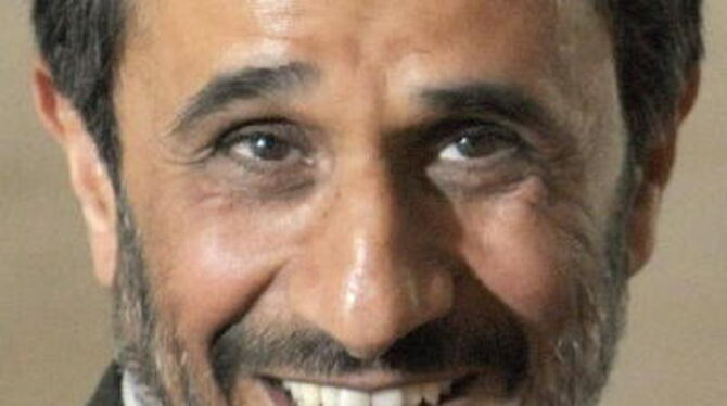 Irans Präsident Mahmud Ahmadinedschad grinst sich einen - seine Rede hat allerdings für einen Eklat bei der UN-Rassismuskonferen