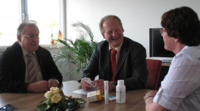 Dr. med. Joachim Rietmüller (Mitte) von der Universitätsklinik Tübingen im Gespräch mit dem Ehepaar Rita und Erwin Schlichter, d