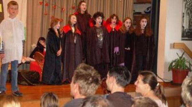 Gruselstück mit Happyend: Bei der Aufführung gab's viel Applaus.
FOTO: PETRAT