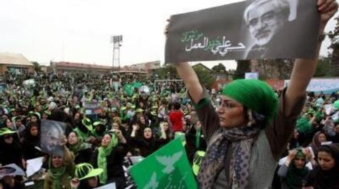 Wahlkampf in Teheran: Tausende Iraner demonstrieren für ihren Kandidaten Mir Hussein Mussawi. FOTO: DPA