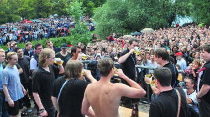 Sieht aus wie Bier, ist aber gesünder: Die Crewmitglieder der disqualifizierten &raquo;AT Eberhardinia-Markomannia&laquo; müssen