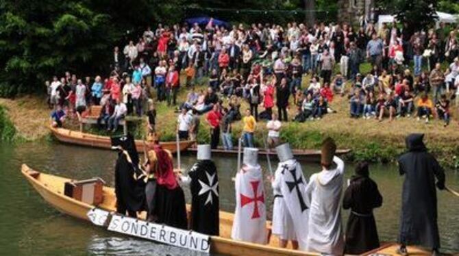 Auf dem Neckar wurde ordentlich »gestochert« und die Kahn-Besatzungen haten wie auch die Zuschauer ihren Spaß.
GEA-FOTO: MEYER