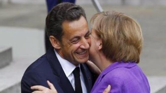 Der französische Präsident Nicolas Sarkozy empfängt Bundeskanzlerin Angela Merkel in Paris.
FOTO: DPA