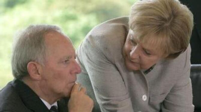 Bundeskanzlerin Angela Merkel und Bundesinnenminister Wolfgang Schäuble. 
Archivbild: DPA