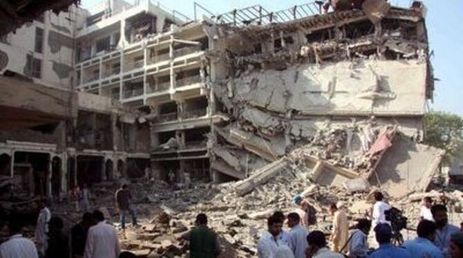 Das Luxus-Hotel in Pershawar wurde durch den Selbstmord-Anschlag völlig zerstört.
FOTO: DPA