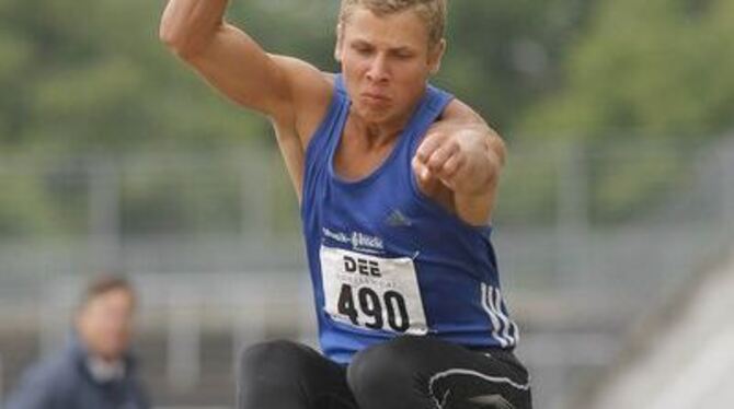 Mit Schwung auf 6,83 Meter: Moritz Riekert (TuS Metzingen) im Weitsprung.
FOTO: HAJO