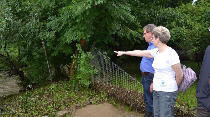 Oberbürgermeisterin Barbara Bosch macht sich in Betzingen ein Bild vom Schäden, den das Unwetter verursacht hat. FOTO: STADT