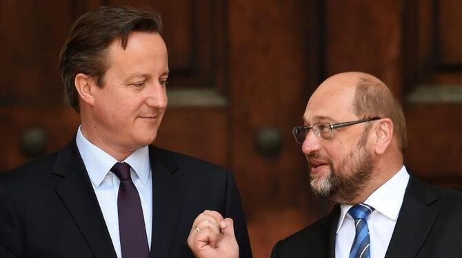 EU-Parlamentspräsident Martin Schulz (r.) im Gespräch mit dem britischen Premer David Cameron. Foto: Andy Rain/Archiv