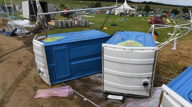 Umgestürzte mobile Toiletten: Das Southside-Festival musste wegen der Unwetter abgebrochen werden. Foto: Felix Kästle