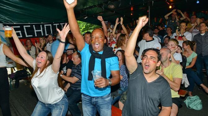 Schon frühzeitig herrschte am EM-Abend beste Stimmung in den Lokalen.