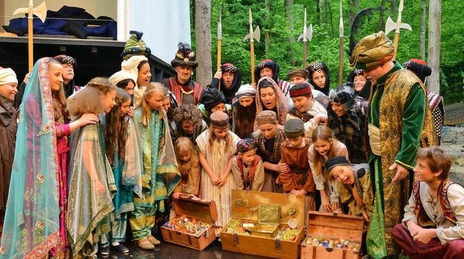 Da sind sie ja auf eine wahre Schatztruhe gestoßen: das Naturtheater-Ensemble märchenhaft gewandet in dem Kinderstück »Aladin«.