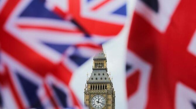 Britische Fahnen vor dem berühmten Big Ben in London. Foto: Michael Kappeler