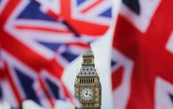Britische Fahnen vor dem berühmten Big Ben in London. Foto: Michael Kappeler
