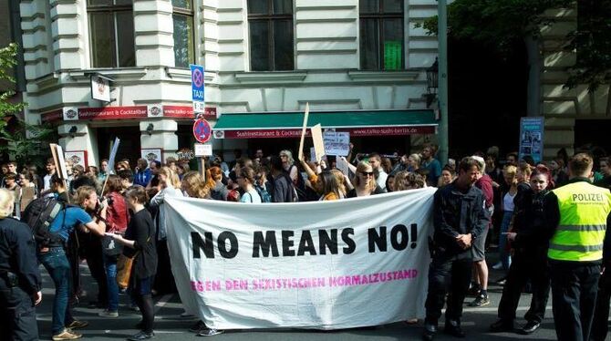 Die »Initiative für Gerechtigkeit bei sexueller Gewalt« demonstriert vor dem Amtsgericht. Foto: Jörg Carstensen