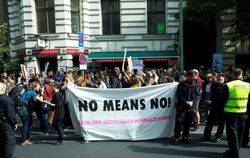 Die «Initiative für Gerechtigkeit bei sexueller Gewalt» demonstriert vor dem Amtsgericht. Foto: Jörg Carstensen