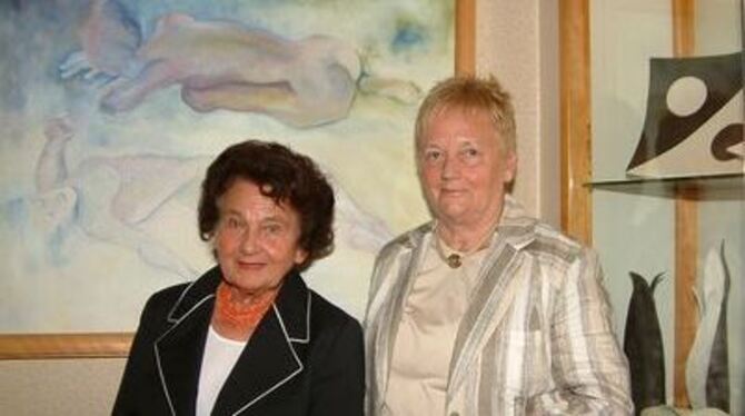 Annemarie Winter und Gisela Lachmann (von links) vor ihren Werken.
FOTO: KAB