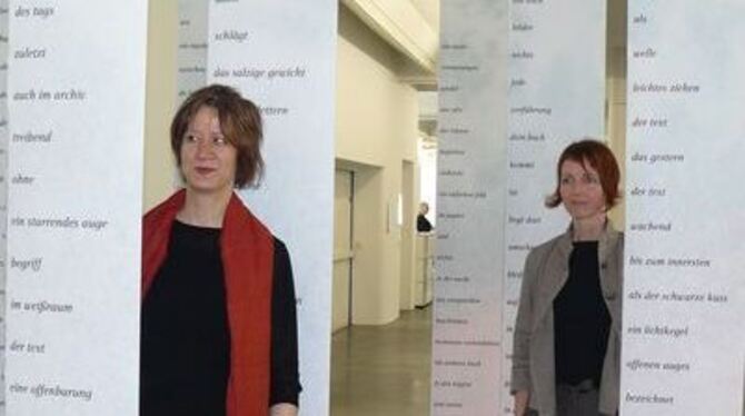 Ulrike Stotz (links) und Uta Schneider alias Künstlergruppe usus in ihrer Installation &raquo;Aqua alta&laquo; im Kunstverein.
F