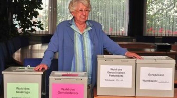 Europa hat die Kleinste: Wahlhelferin Margarete Jaissle und die Wahlurnen im Gomaringer Rathaus.
GEA-FOTO: MEYER