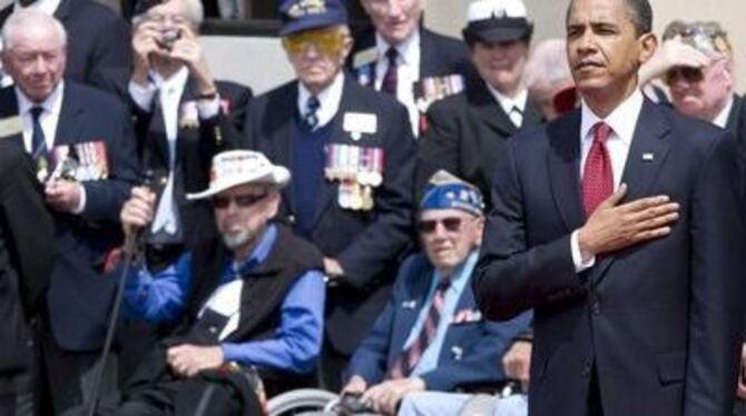 Weltkriegsveteranen beobachten Obama während der US-Hymne.
FOTO: DPA