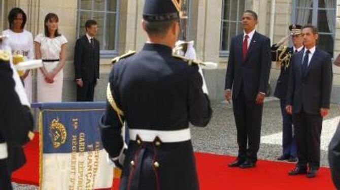 US-Präsident Barack Obama (2.v.r.) und sein französischer Amtskollege Nicolas Sarkozy (rechts) in Caen, links im Bild die Ehefra