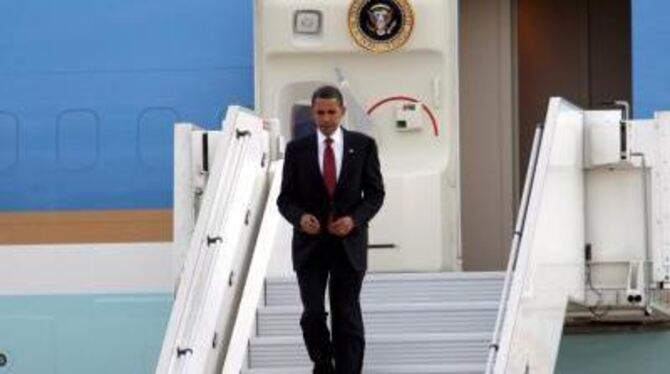 US-Präsident Barack Obama steigt am Flughafen Paris Orly aus der »Air Force One«.
FOTO: DPA