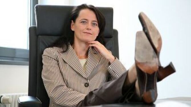 Es tut sich was: Immer mehr Frauen schaffen den Weg ganz nach oben - und nehmen selstbewusst im Chefsessel Platz.
FOTO: DPA