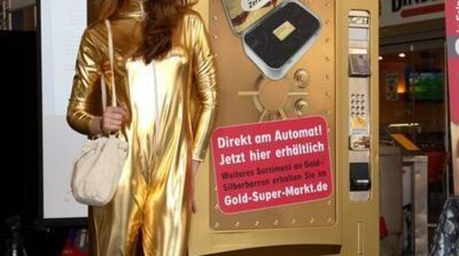 Der Prototyp eines Gold-Automaten samt passend gekleideter Dame.
FOTO: PR