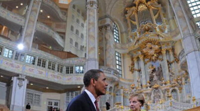 Mal kurz hereinschauen: Barack Obama und Angela Merkel in der Dresdner Frauenkirche. FOTO: DPA