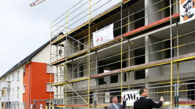 Neubau und Sanierung: Sechs Millionen investiert die GWG im Heinestraßenviertel; im Bild Geschäftsführer Karl-Heinz Walter mit R