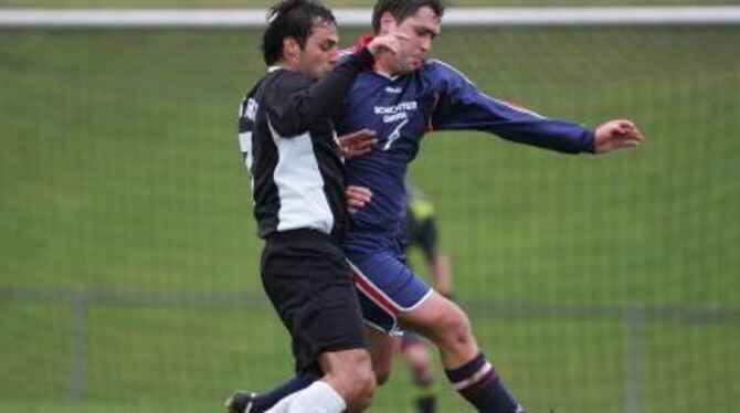 Mit 2:1 endete das Bezirksliga-Duell zwischen Kirchentellinsfurt (links Toni Rosa) und Wittlingen (rechts Spielertrainer Sascha