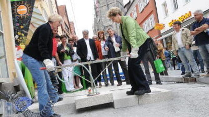 Die sind nicht so schnell abgelaufen: Vierzehn Zentimeter dicke Platten aus Amarelo-Granit wuchteten Oberbürgermeisterin Bosch (