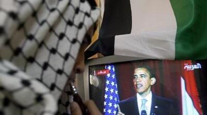 Ein Palästinenser verfolgt die Rede von US-Präsident Obama am Fernsehbildschirm. FOTO: DPA