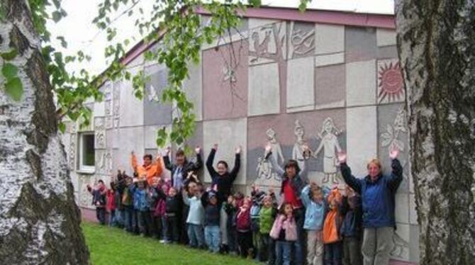 Das passt gut zusammen: Putzmuntere Kinder vor der lebendigen Fassade des Hindenburg-Kindergartens in Kusterdingen.
FOTO: WEBER