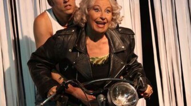 Johanna Hanke und Alexander Martin als Motorrad-Duo.  
FOTO: SABINA HAYMANN