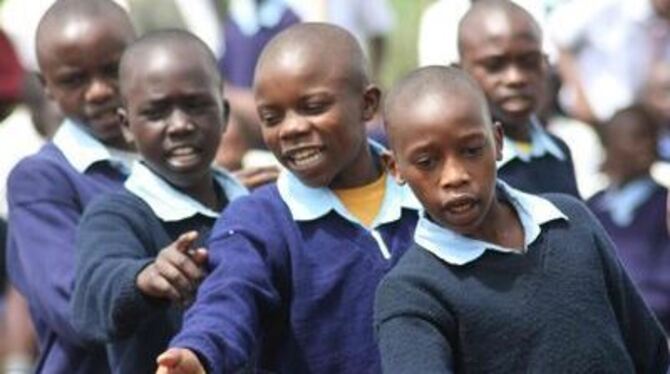 Großes Fest in Karai: Die kenianischen Kinder freuen sich über die Eröffnung des neuen Kinderheims.
FOTO: DÜRR