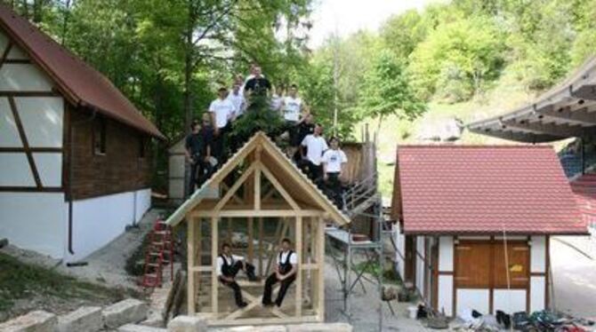 Schüler der Reutlinger Kerschensteinerschule mit ihrem Fachwerkgebäude, das sie für das Naturtheater in Hayingen entwickelten.
F