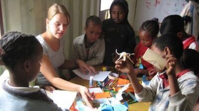 Ann-Kathrin Kaltenbach bastelt im Children-Center mit äthiopischen Kindern.
FOTO: PR