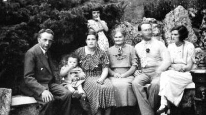 Max Steinhardt (links) und seine Familie 1933. Das Mädchen im Hintergrund ist Marga Griesbach. Sie lebt heute in den USA. FOTO: