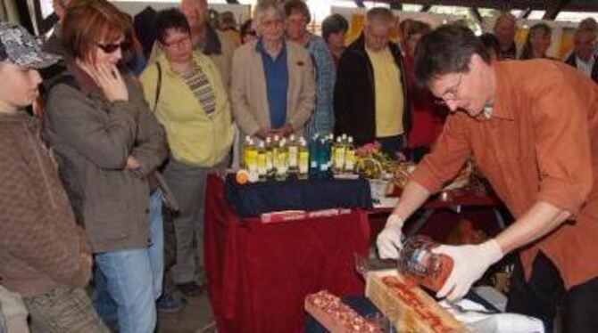 Vielfältiges Angebot, zahlreiche Besucher: Der Metzinger Kunstmarkt hat nichts von seiner Anziehungskraft verloren. FOTO: SANDER