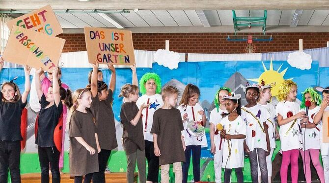 Igel, Eule, Frosch und Maus, Maulwurf, Schmetterlinge, Bienen und Marienkäfer wollen ihre idyllische Heimat im wunderschönen Gar