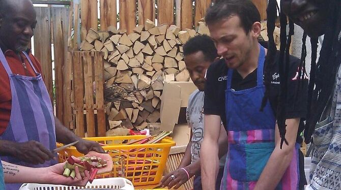 Drei Zentner Rhabarber von einem Feld, das die Wannweiler Gärtnerei Hespeler kostenlos zur Verfügung stellte, verarbeiteten Flüc