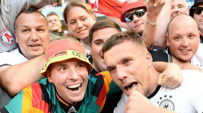 Lukas Podolski genießt das Bad in der Menge auch mit 31 Jahren noch ausgiebig. FOTO: DPA Lukas Podolski genießt das Bad in der Menge auch mit 31 Jahren noch ausgiebig. FOTO: DPA