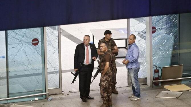 Türkische Eliteeinheiten sichern einen Eingang in das Flughafengebäude. Foto: Sedat Suna