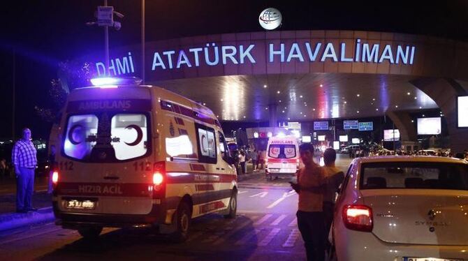 Rettungsfahrzeuge vor dem Istanbuler Flughafen Atatürk. Foto: Sedat Suna