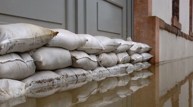 Sandsäcke sind nur die erste Hilfe: Effizienter Hochwasserschutz erfordert komplexe Konzepte.  FOTO: FOTOLIA