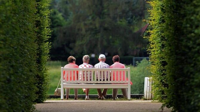 Können sich ab 1. Juli auf mehr Geld freuen. Rentnerinnen sitzen auf einer Parkbank im Schlosspark Pillnitz. Foto: Arno Burgi