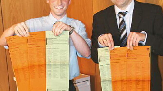 Jede Menge Papier: Für die Wähler bedeutet das ebenso viel Arbeit wie für die Wahlhelfer (im Bild Steffen Letzkus, links, und St